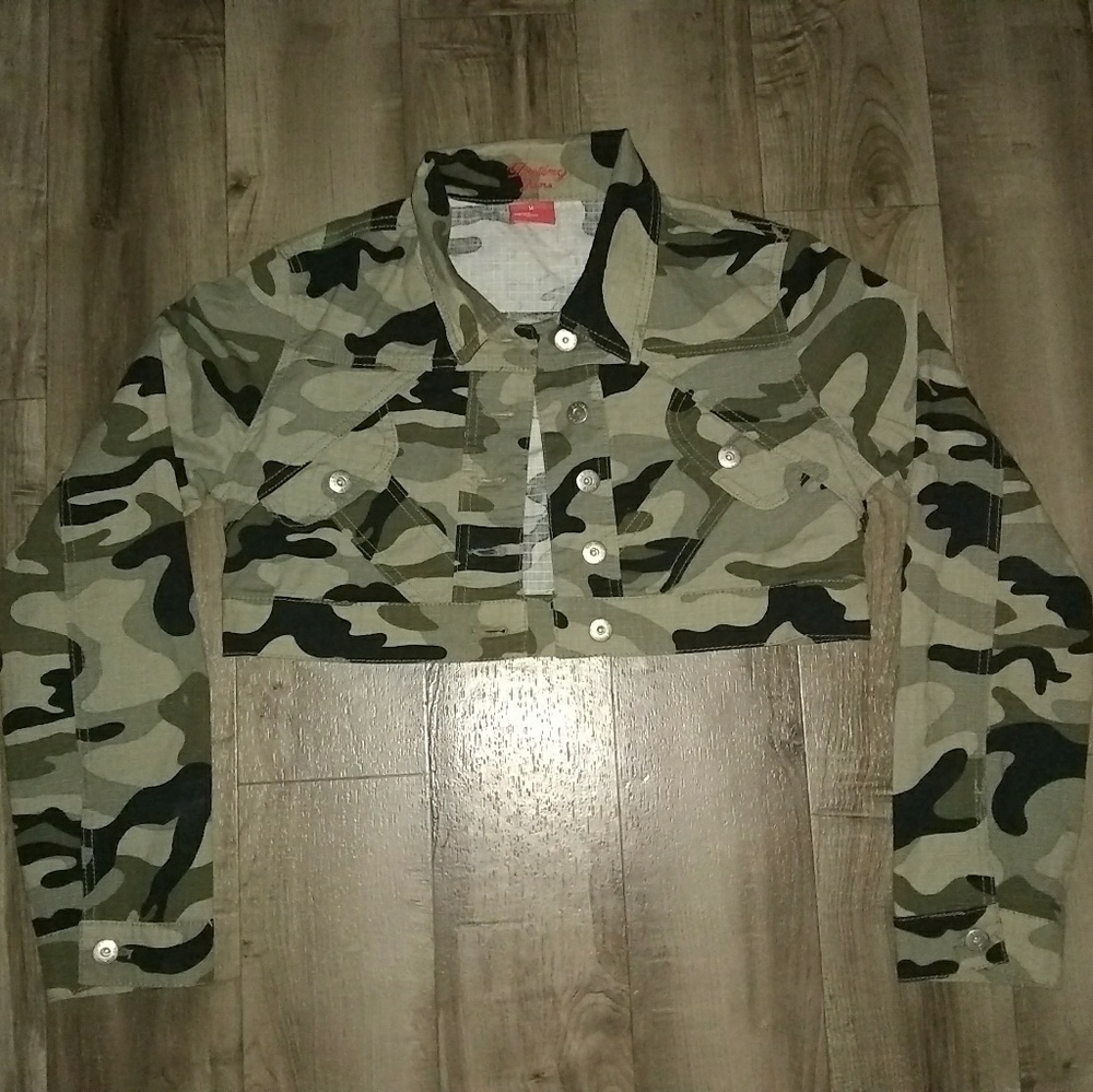 Very cute cropped camo jacket sz medium